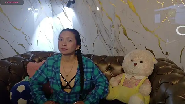 Snapshot of Cloe16_ chatting on December 14, 2:39 am Cloe16 online show from December 14, 2:39 am