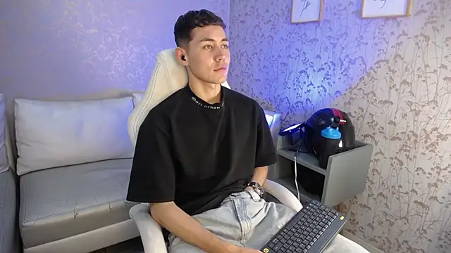 Snapshot of LoganFoster_ chatting on December 15, 11:31 pm LoganFoster online show from December 15, 11:31 pm