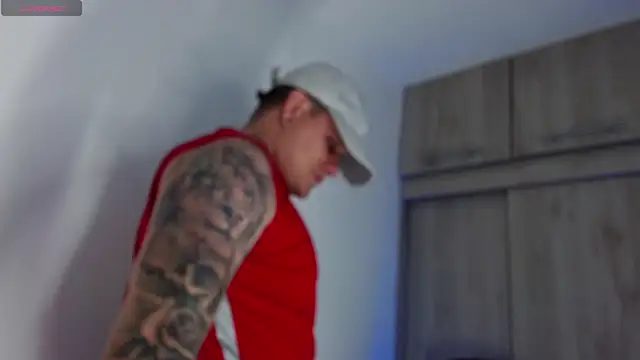 Snapshot of leon_cumming chatting on November 25, 10:54 pm leon cumming online show from November 25, 10:54 pm