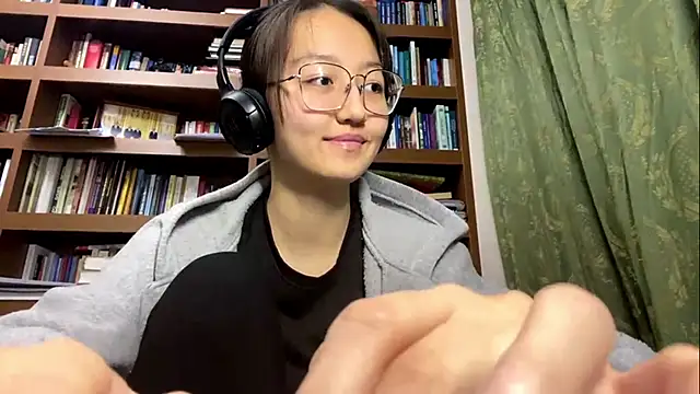 Snapshot of LinaClous chatting on December 15, 1:37 pm LinaClous online show from December 15, 1:37 pm