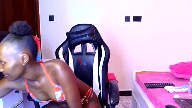 Snapshot of emma-112 chatting on February 2, 5:39 am emma-112 online show from February 2, 5:39 am