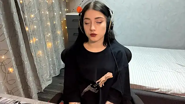 Snapshot of Meowluly chatting on December 1, 9:20 pm Meowluly online show from December 1, 9:20 pm