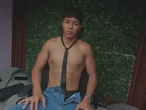 Snapshot of damon_sw chatting on December 4, 7:00 pm damon sw online show from December 4, 7:00 pm