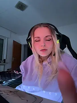 Snapshot of OfflineLizzy chatting on March 6, 2:52 am OfflineLizzy online show from March 6, 2:52 am