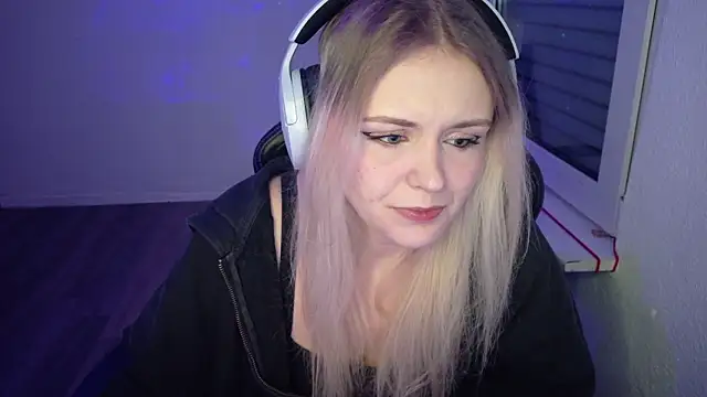 Snapshot of OfflineLizzy chatting on March 16, 8:46 pm OfflineLizzy online show from March 16, 8:46 pm