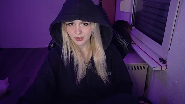 Snapshot of OfflineLizzy chatting on March 20, 9:52 pm OfflineLizzy online show from March 20, 9:52 pm