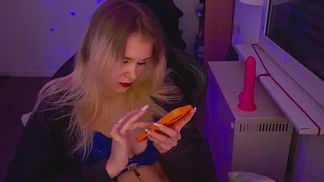 Snapshot of OfflineLizzy chatting on April 4, 9:56 pm OfflineLizzy online show from April 4, 9:56 pm