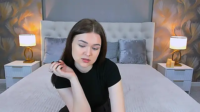 GLORIA BLOOM online show from December 14, 8:35 pm