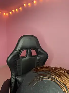 Snapshot of Davne_ chatting on December 4, 9:12 pm Davne online show from December 4, 9:12 pm