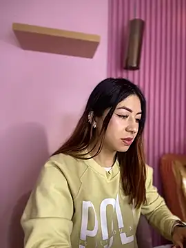 Snapshot of MaddieHunter chatting on December 17, 1:17 pm MaddieHunter online show from December 17, 1:17 pm