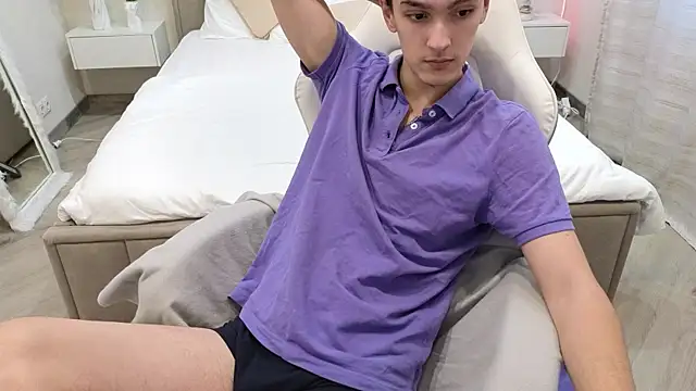 Snapshot of MoonlinSkinn chatting on December 4, 8:01 am MoonlinSkinn online show from December 4, 8:01 am