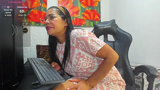 Snapshot of Miss_clarepocahose chatting on April 8, 1:49 am Miss clarepocahose online show from April 8, 1:49 am