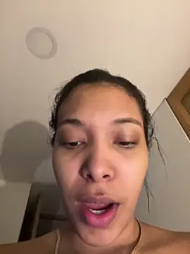 Snapshot of KarolRojas_22 chatting on June 10, 7:07 am KarolRojas 22 online show from June 10, 7:07 am