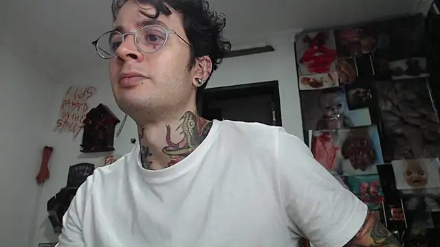 Snapshot of CryBoy13 chatting on December 3, 4:31 am CryBoy13 online show from December 3, 4:31 am