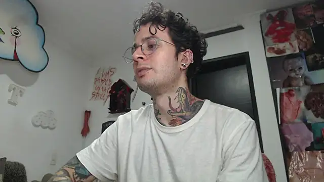 Snapshot of CryBoy13 chatting on December 5, 4:21 am CryBoy13 online show from December 5, 4:21 am