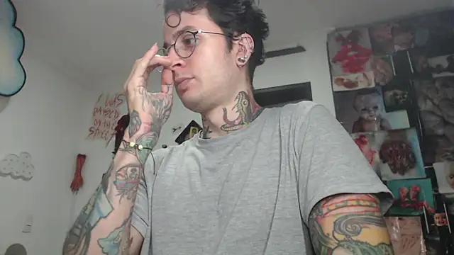 Snapshot of CryBoy13 chatting on December 16, 5:45 am CryBoy13 online show from December 16, 5:45 am