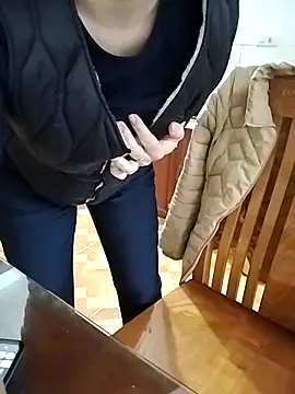 Snapshot of HanniZii chatting on December 3, 1:13 am HanniZii online show from December 3, 1:13 am