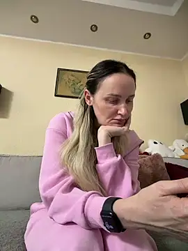 Snapshot of TomilaSi chatting on November 27, 6:10 pm TomilaSi online show from November 27, 6:10 pm