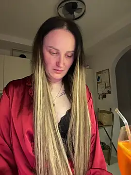 Snapshot of TomilaSi chatting on March 25, 11:11 pm TomilaSi online show from March 25, 11:11 pm