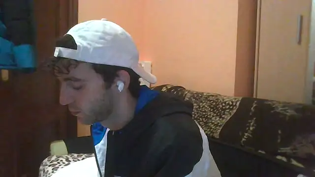 Snapshot of Hugoo_21 chatting on December 17, 10:49 pm Hugoo 21 online show from December 17, 10:49 pm