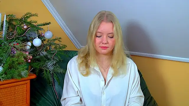 Snapshot of EmilyEvanse chatting on December 14, 6:19 am EmilyEvanse online show from December 14, 6:19 am