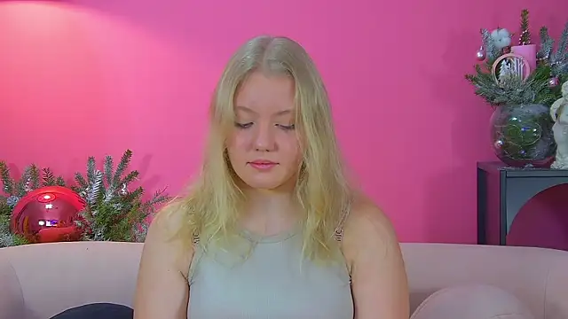 Snapshot of EmilyEvanse chatting on December 15, 6:23 pm EmilyEvanse online show from December 15, 6:23 pm