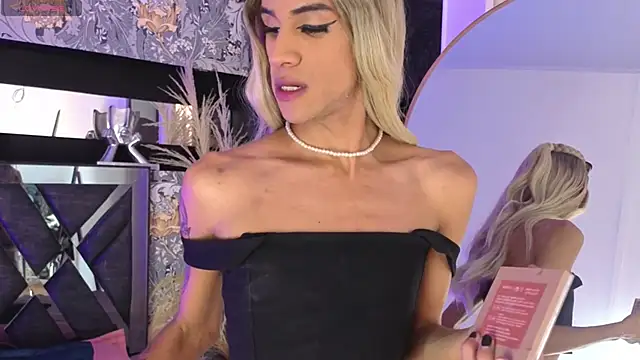 Snapshot of megan_lenon chatting on May 11, 8:28 pm megan lenon online show from May 11, 8:28 pm