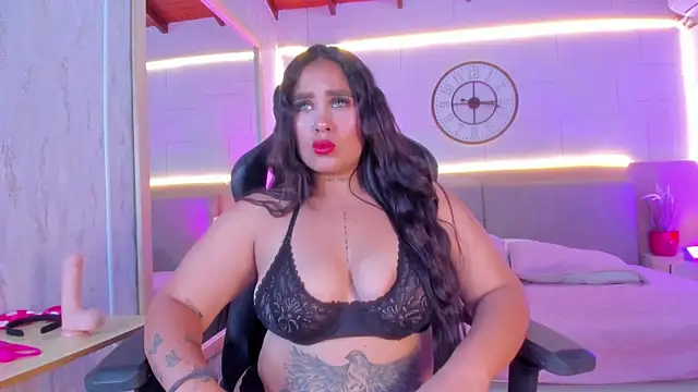 Snapshot of Julietaa_1 chatting on December 4, 7:44 pm Julietaa 1 online show from December 4, 7:44 pm