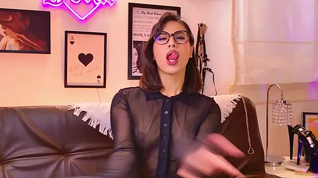 Snapshot of Rue_Bellafire chatting on December 4, 5:32 pm Rue Bellafire online show from December 4, 5:32 pm