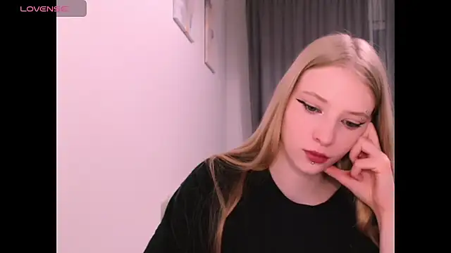 Snapshot of _Milana_Sparkl75_ chatting on December 5, 2:20 am Milana Sparkl75 online show from December 5, 2:20 am