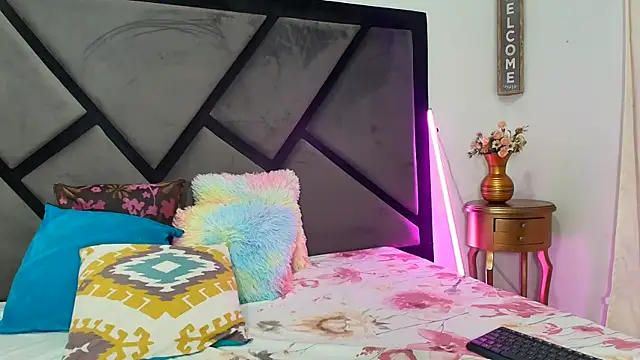 Snapshot of TashaNaughty4u chatting on December 4, 12:14 pm TashaNaughty4u online show from December 4, 12:14 pm