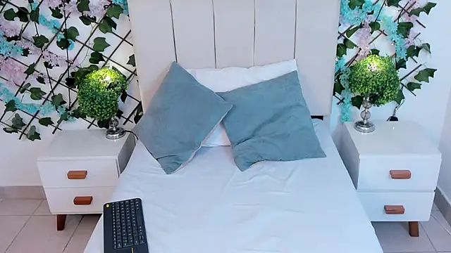 Snapshot of CharlotteBlossom chatting on December 1, 8:25 pm CharlotteBlossom online show from December 1, 8:25 pm