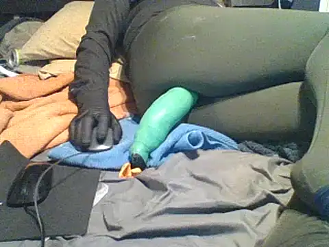 xxxenzo1 online show from December 9, 1:45 pm