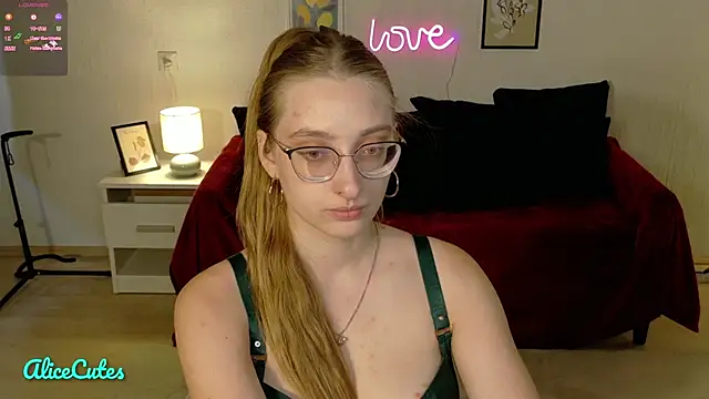 AliceCutes online show from April 29, 1:37 pm
