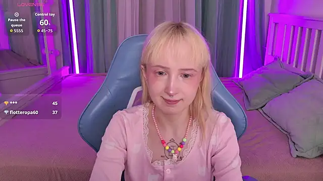 Snapshot of _Babyface_ chatting on June 13, 12:25 pm Babyface online show from June 13, 12:25 pm