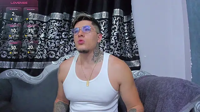 Snapshot of ArturFrostt chatting on December 4, 11:19 am ArturFrostt online show from December 4, 11:19 am