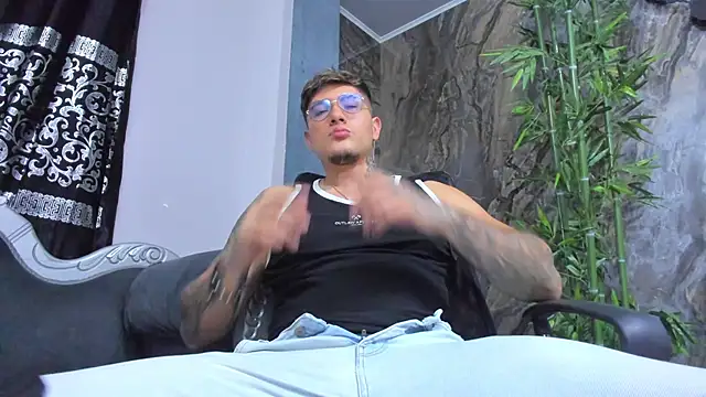 Snapshot of ArturFrostt chatting on December 5, 11:19 am ArturFrostt online show from December 5, 11:19 am