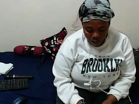 Snapshot of KittyPussyZA chatting on May 5, 11:18 am KittyPussyZA online show from May 5, 11:18 am