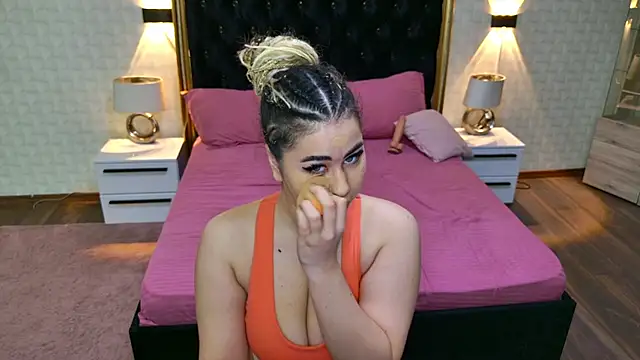 Snapshot of MegaBoobsDeee chatting on December 4, 4:44 am MegaBoobsDeee online show from December 4, 4:44 am