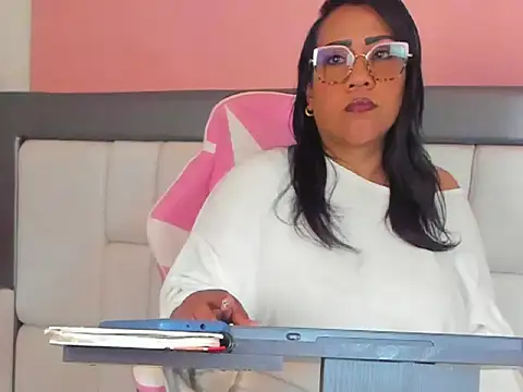 Snapshot of KarolWest_ chatting on December 15, 12:31 pm KarolWest online show from December 15, 12:31 pm