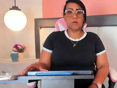 Snapshot of KarolWest_ chatting on December 16, 11:59 am KarolWest online show from December 16, 11:59 am