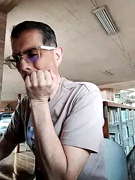 Snapshot of Fuegosutil chatting on December 5, 2:47 pm Fuegosutil online show from December 5, 2:47 pm