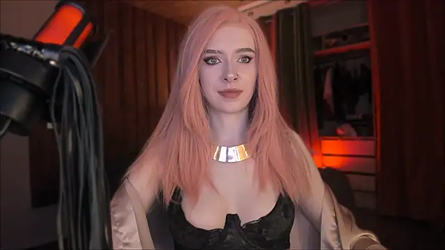 Snapshot of Mistress_Iris chatting on December 4, 6:27 pm Mistress Iris online show from December 4, 6:27 pm