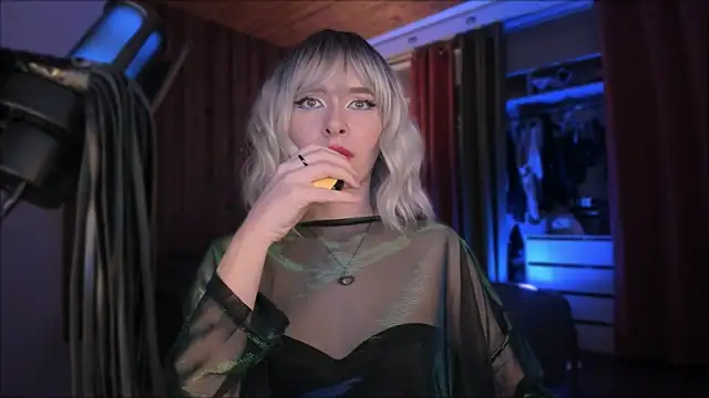 Snapshot of Mistress_Iris chatting on December 15, 10:47 pm Mistress Iris online show from December 15, 10:47 pm