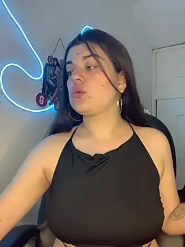 Snapshot of Scarletts_Boobs chatting on December 14, 8:13 pm Scarletts Boobs online show from December 14, 8:13 pm