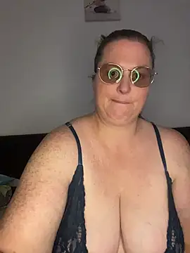 Snapshot of bea_french_curvy chatting on April 10, 7:51 pm bea french curvy online show from April 10, 7:51 pm