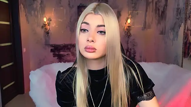 HyileyClark online show from December 2, 9:25 am