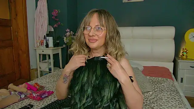 Snapshot of Cougar_Milff chatting on May 27, 7:55 pm Cougar Milff online show from May 27, 7:55 pm