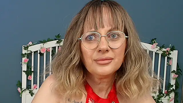 Snapshot of Cougar_Milff chatting on June 4, 8:15 pm Cougar Milff online show from June 4, 8:15 pm