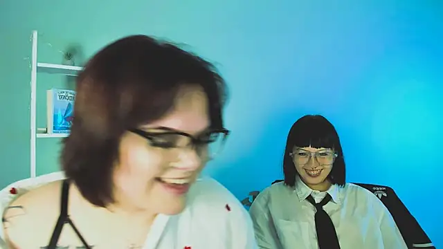 Snapshot of mira_cool_ chatting on December 2, 7:42 pm mira cool online show from December 2, 7:42 pm